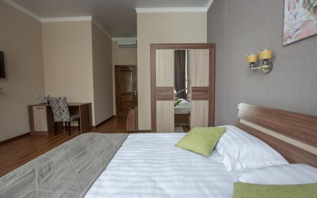 Maxx Inn Hotel