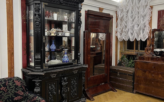 Квартира с антикварной мебелью