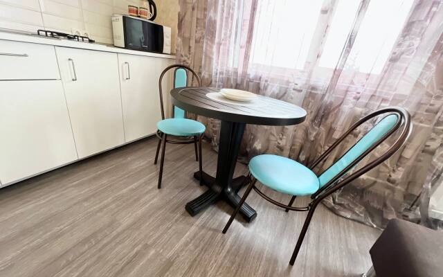 Komfot S Tremiya Spalnymi Mestami Flat
