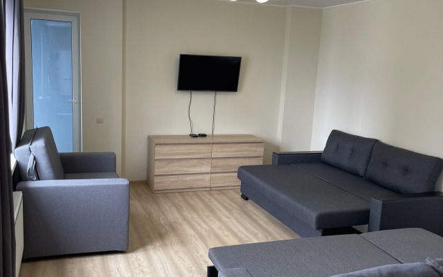 Uyutnaya kvartira s vidom na ozero Flat