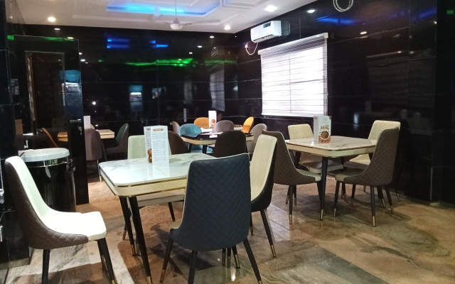 Отель Dutse Suites and Luxury