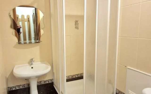Na Ulitse Parizhskoy Kommuny 19 Apartments
