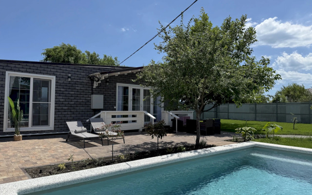 Частный Дом 550 с Тёплым бассейном Сауна Мангал Голубая Бухта