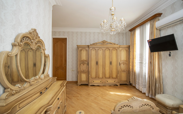 s 5 spal'nyami Guest House