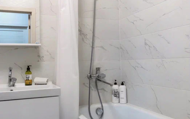 V Tsentralnom Parke Na Krupskoy Flat