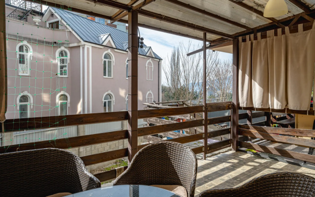 Dvukhetazhnaya S Terrasoy Otdykh U Ruchyya Flat