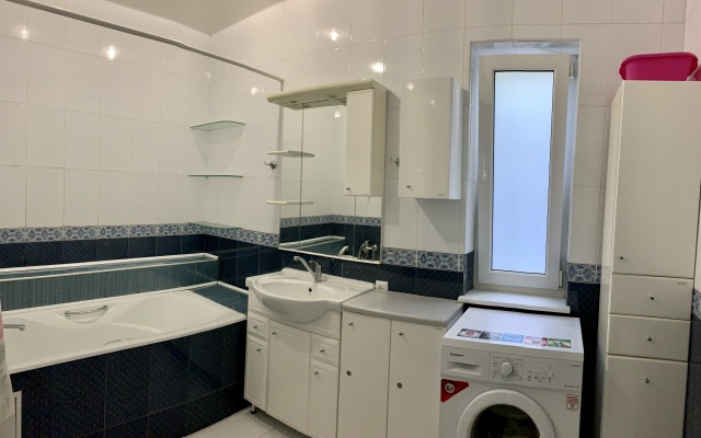 Chetyrekhkomnatnaya Vozle Primorskogo Parka Flat