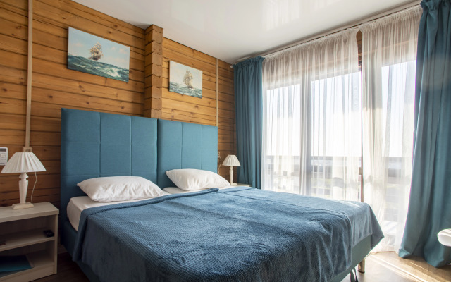 S Balkonom I Parkovkoy Flat