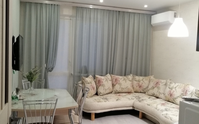U Metro Gorki Vsegda Radyi! Flat