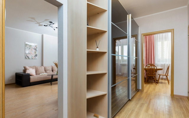 Semejnaya Dvuhkomnatnaya u Zooparka s Gamakom na Lodzhii Flat