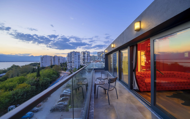 Lucky Monkey Hotel