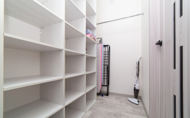 Na 16 Etazhe s Zavorazhivayuschimi Zakatami Apartments