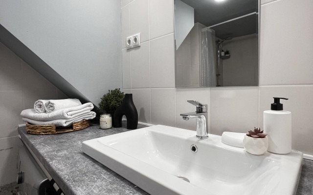 U Metro Nagornaya Flat