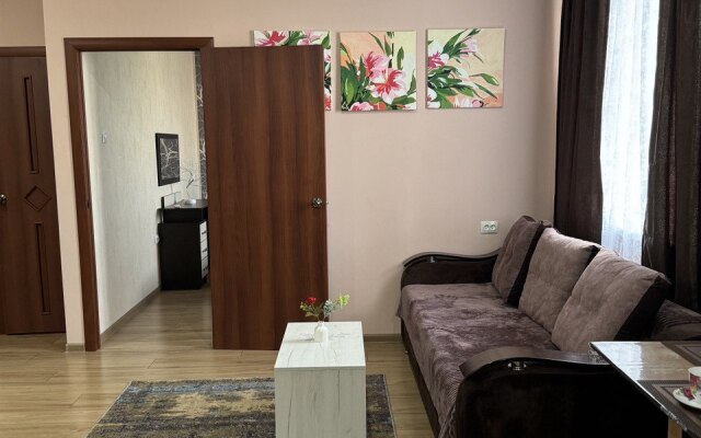 Evrodvushka S Vidom Na Goru Flat