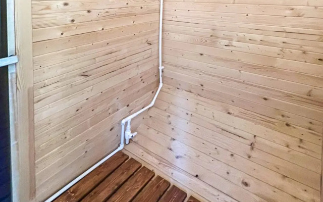 Siniy Domik V Lesu Na Zhivopisnoy Ulitse Glamping