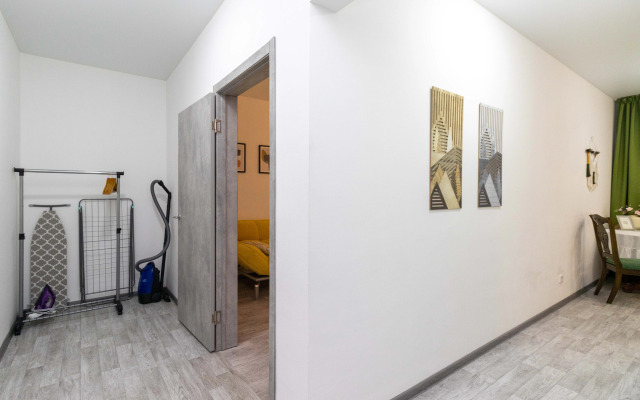 Квартира с желтым диваном