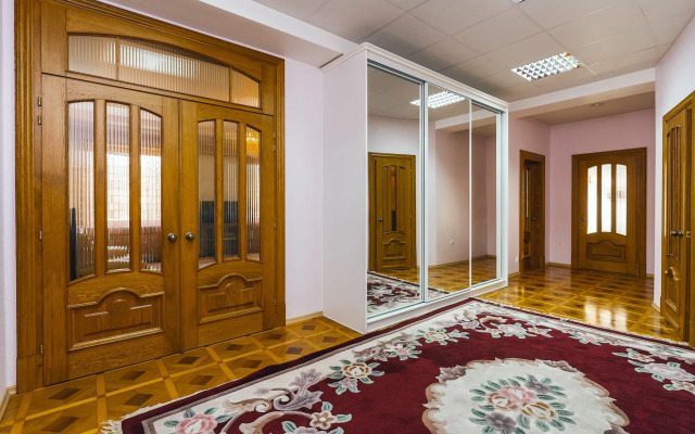 Pyatikomnatnaya V Tsentre Yalty Flat