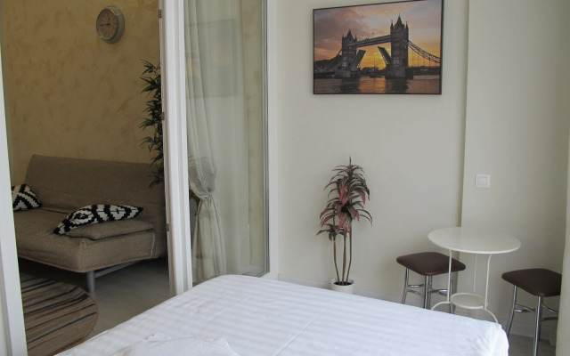 Bulvar Nadezhd 6/2 Apartments