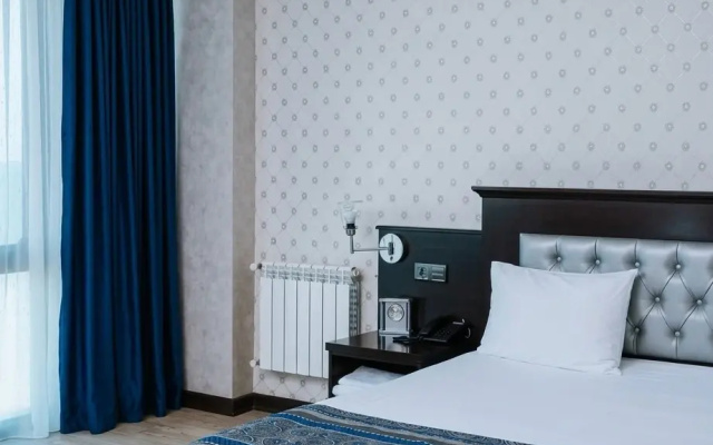 Golden STR Hotel