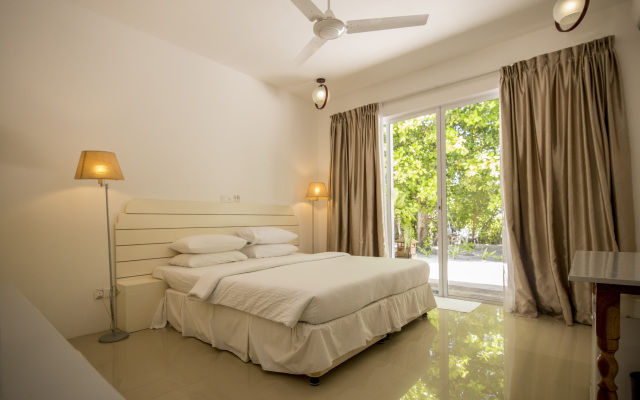 Dhigurah Retreat Beach Hotel