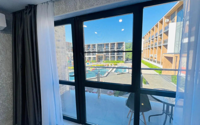 Tryokhkomnatnaya kvartira s vidom na basseyn Apartments