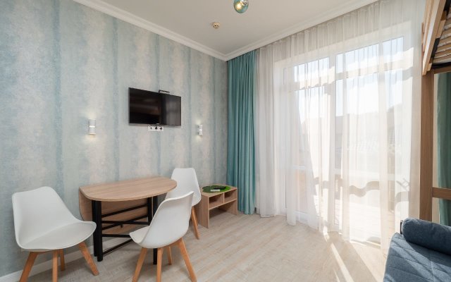 U Morya S Basseinom v ZhK Solnechnyij apt44 Apartments