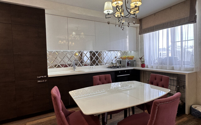 Квартира Трехкомнатная у Набережной Грина