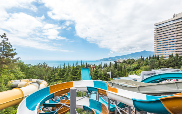 Yalta-Intourist Hotel