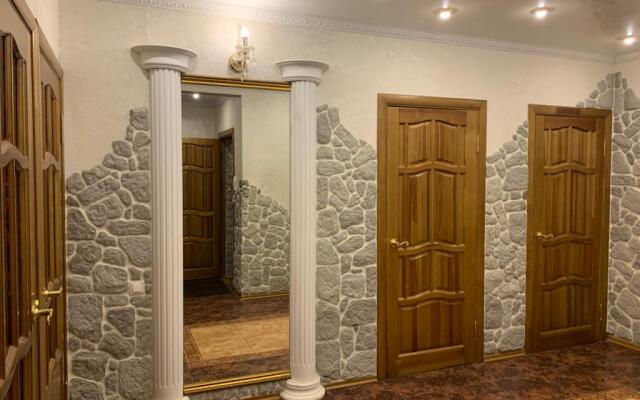 Tryokhkomnatnye Dlya 10 Chelovek Apartments