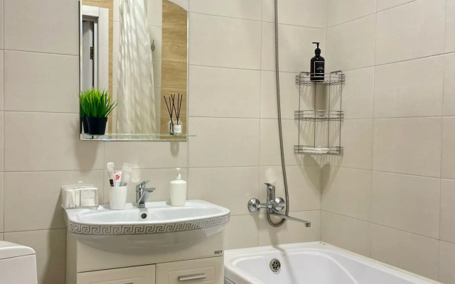 Uyutnaya, novaya s okhranyaemoy parkovkoy Flat