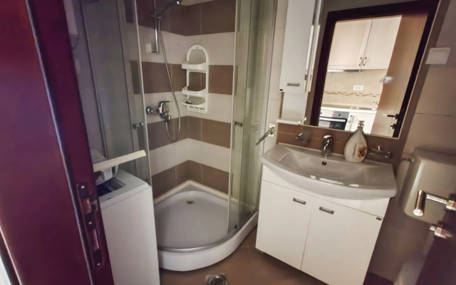 Riviera Retreat Studio Apartments