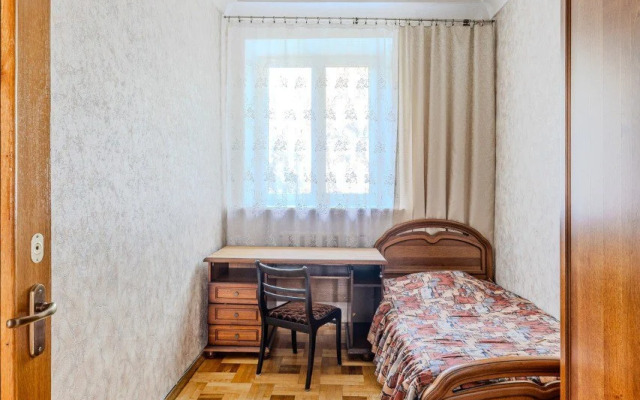 V Tikhom Tsentre Park Chelyuskintsev 4 Kom.kv. Flat