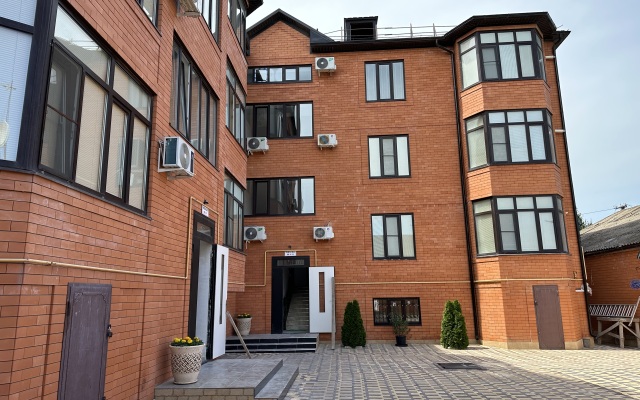 V Novom Chastnom Trekhetazhnom Dome Apartments