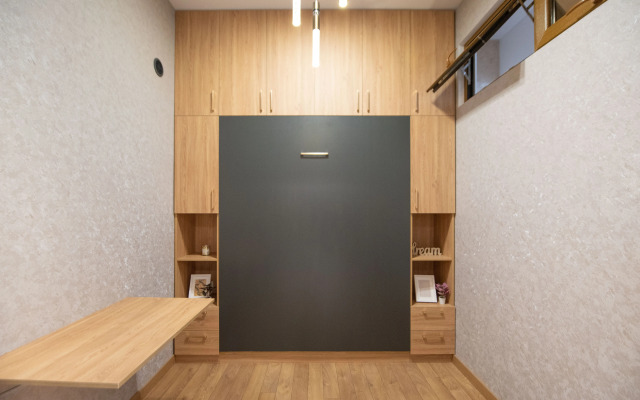 S Prostornoy Terrasoy i Vidom na Park Apartments