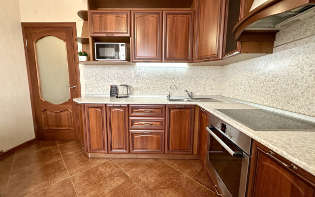 Aktiniya, Ryadom s TTS Mikhaylovskiy Apartments