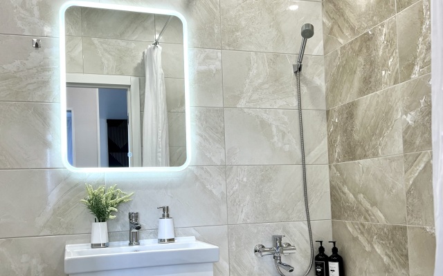 Dvukhkomnatnye Vozle ZhD I Naberezhnoy Apartments