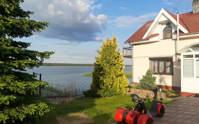 Вилла Домик у озера Свирь