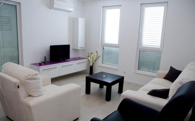 Spacious Beachfront Apartments Tanita