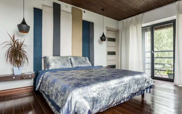 Частный дом cтильный уютный с камином на берегу реки