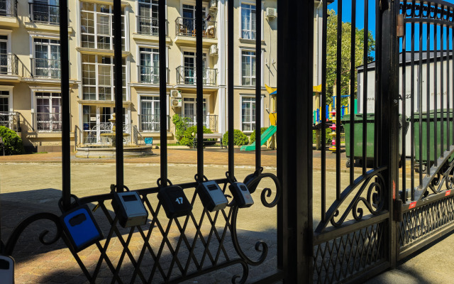 Studiya na tikhoy ulitse s krasivym fontanom vo dvore Flat