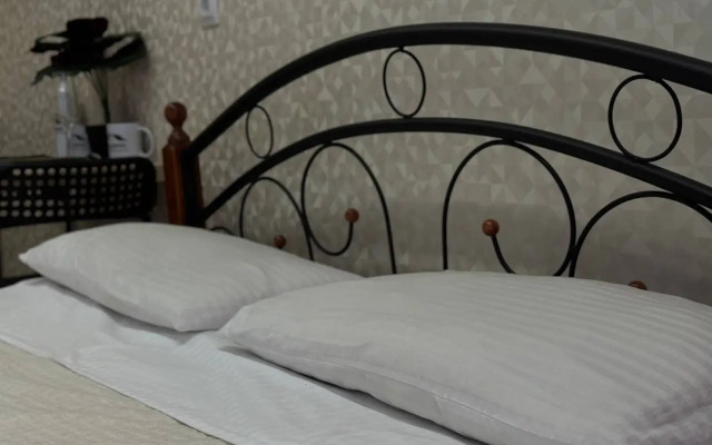 Yousinn Serafimovicha 8 Kv 4 Apartments