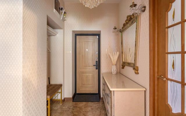Prudius Apart v tsentre Kronshtadta s vidom na Morskoy Sobor Flat