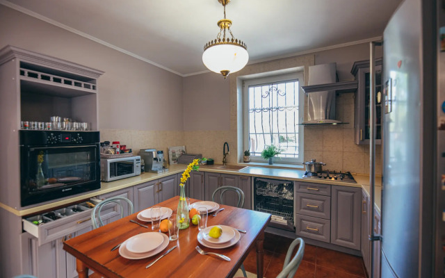 V Tsentre Goroda S Zelenym Sadom Private house