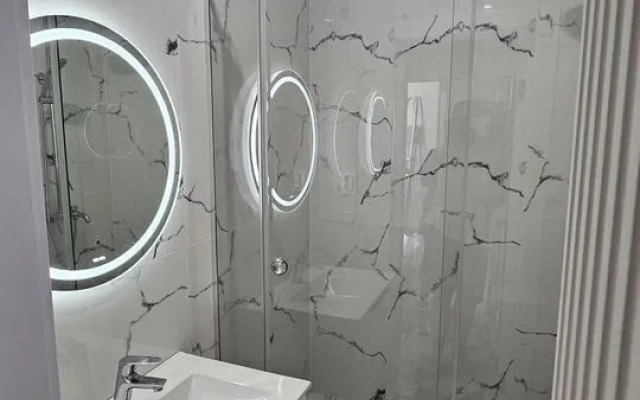 Апартаменты на Светлой 18 (101)