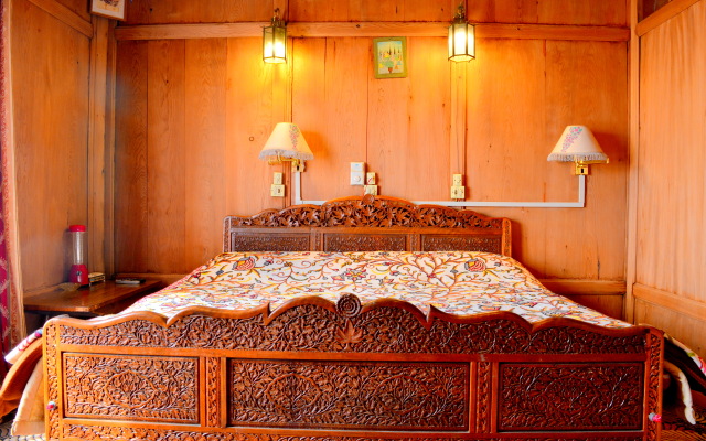 Houseboat Golden Flower Hotel