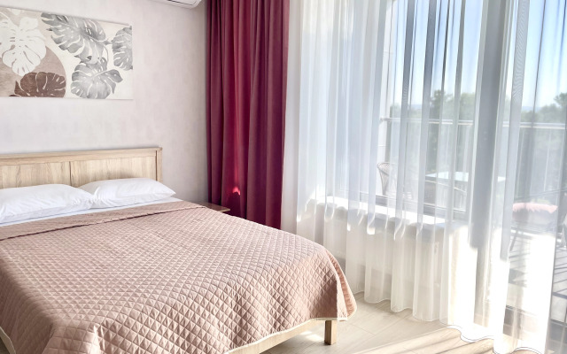 S basseynom u morya Apartment