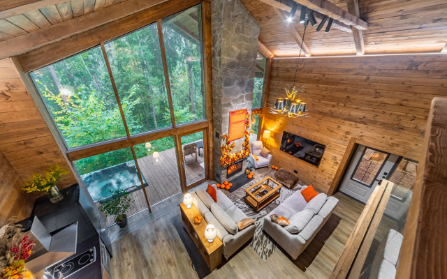 Шале с камином и джакузи в лесу