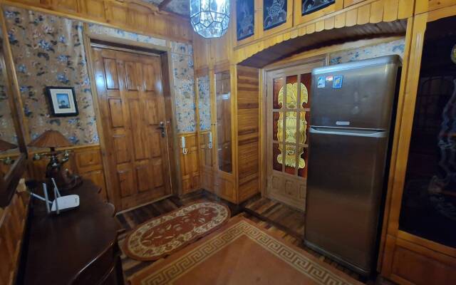 U Pushkinskogo Teatra Tsentr Flat