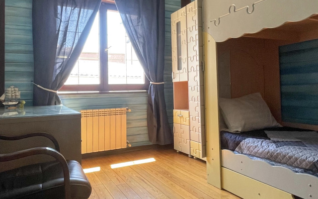 Chastny Kottedzh u reki Private house