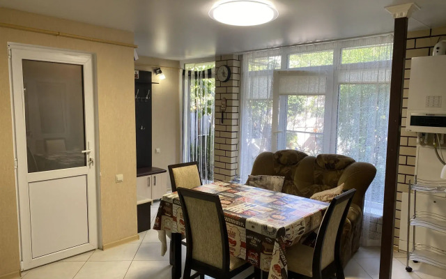 Частный дом 068 2-х комнатный с кухней-гостиной в центре Геленджика